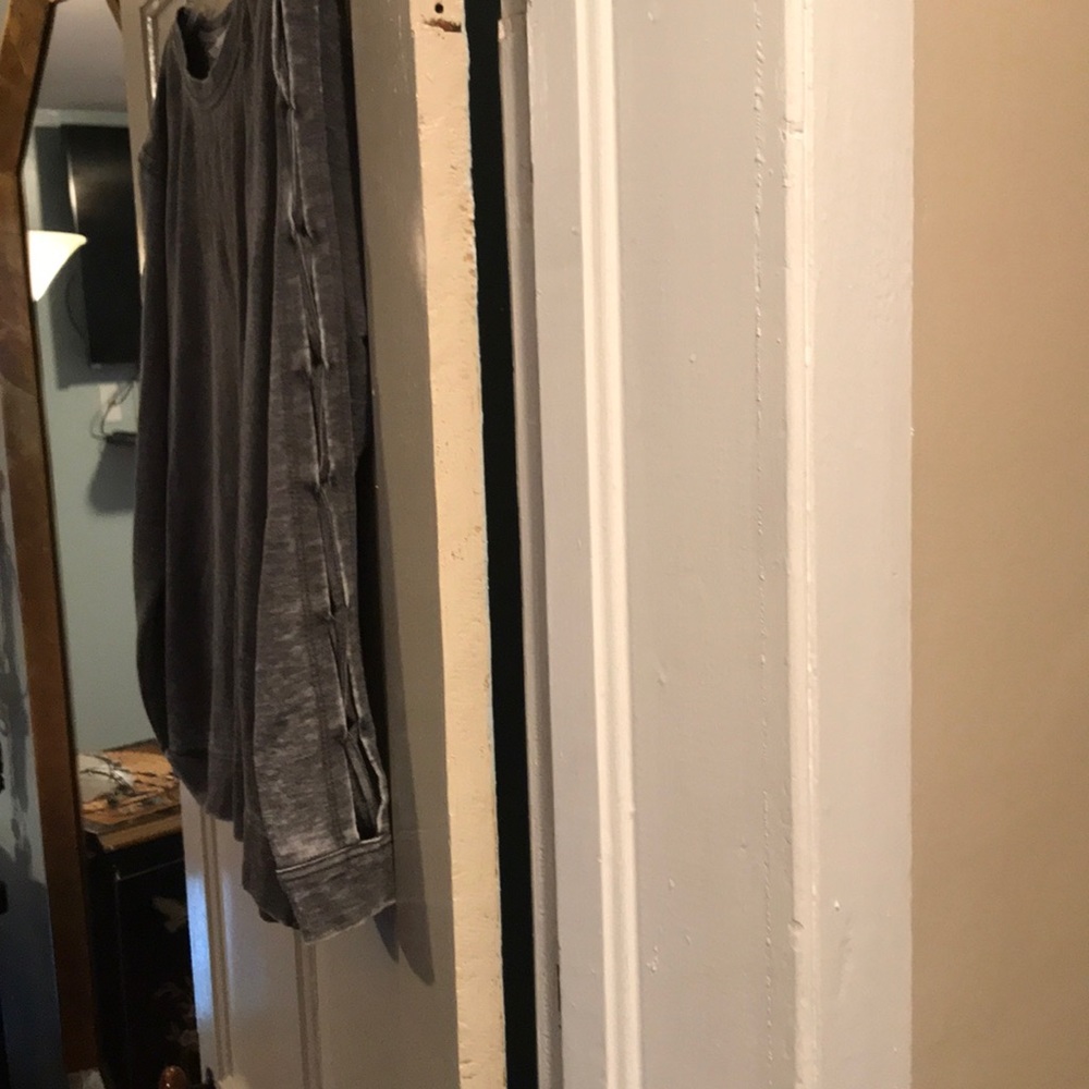 Sweatshirt w/slits on each side